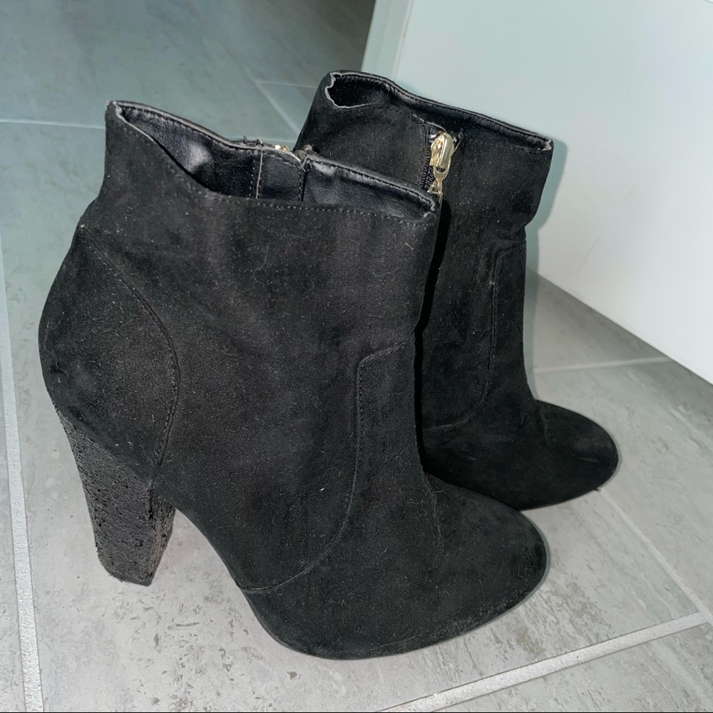 Black heel boots by GUESS - Size 6.5